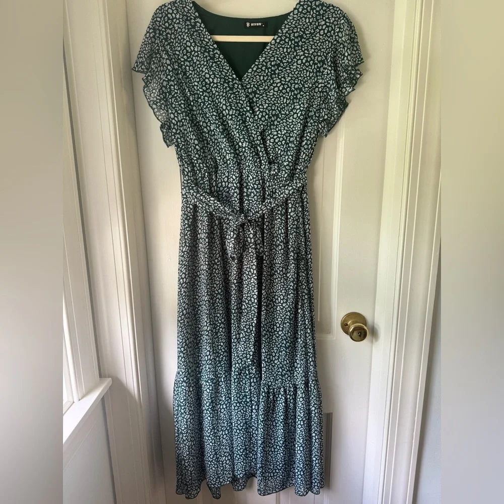 Chic Green and White Patterned Maxi Dress - Picture 1 of 7